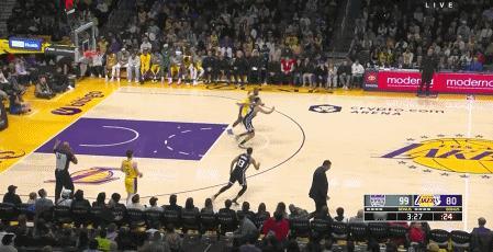 NBA赛场镜头：
   快到第四节了，时间不多了，詹姆斯开始发力了！
  湖人从