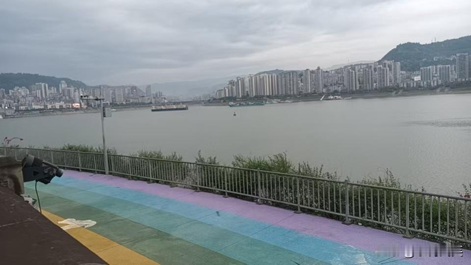 清晨的海边，格外清新，山水透明，七彩色的大道太漂亮啦！