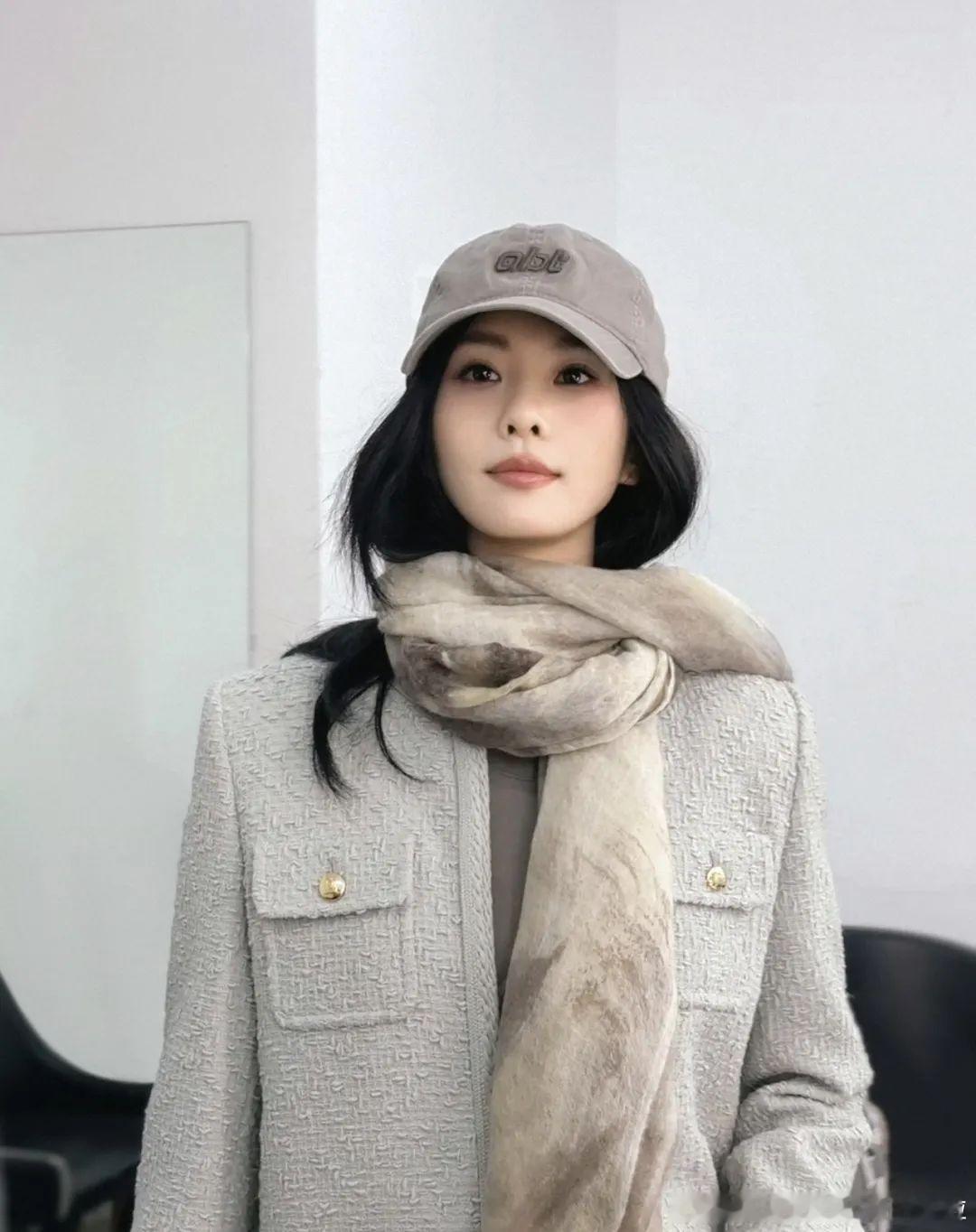 刘诗诗的商务掉了几个，粉丝引以为傲的香奈儿也不再合作了，她现在的生图并不抗打，工
