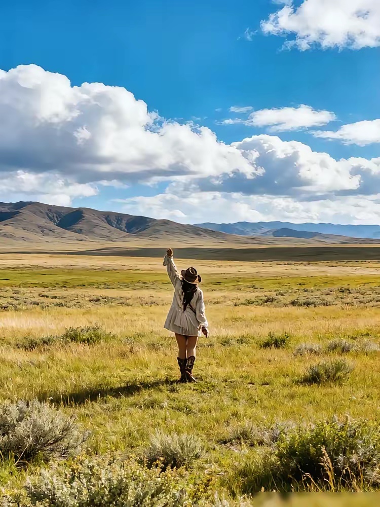 未来三五年，先稳住这三件事。1. 存钱钱是底气，也是退路。不必攀比数目。存多存少