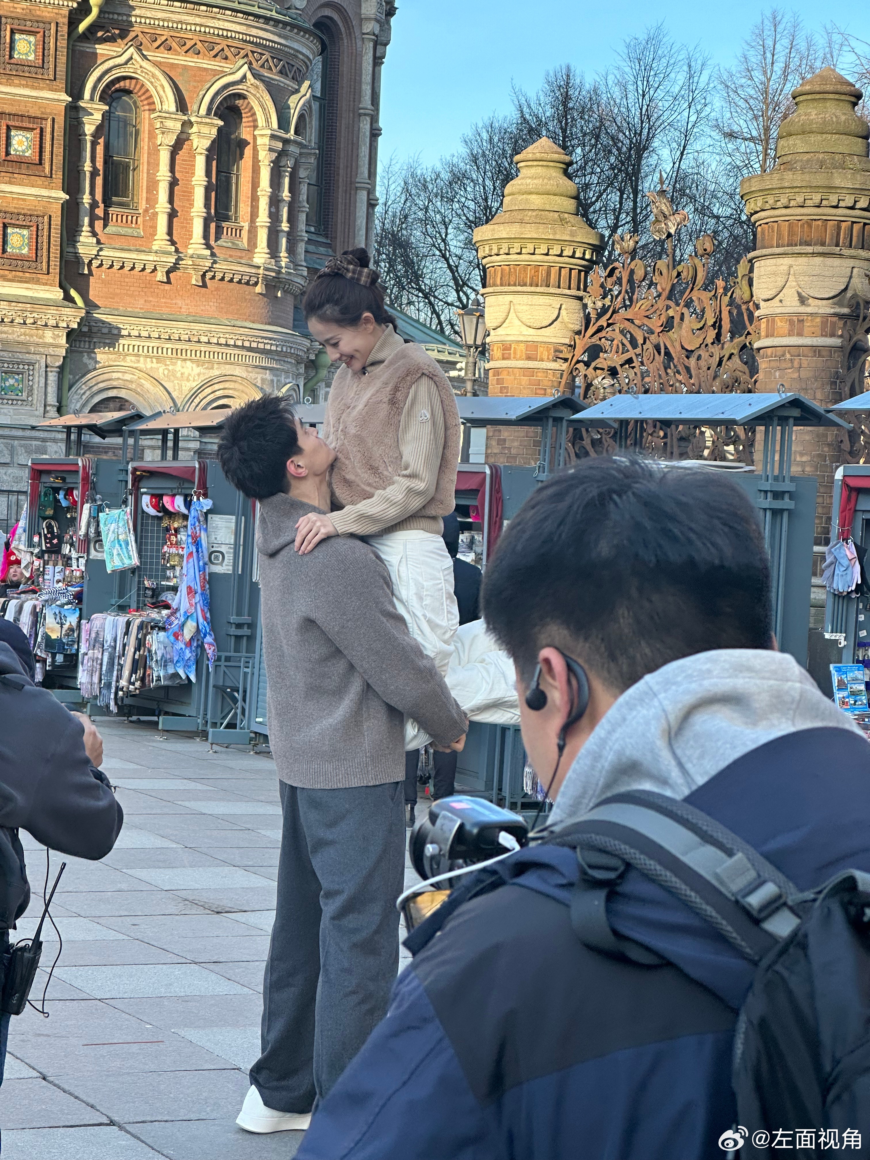 孙杨张豆豆俄罗斯街头牵手举高高 孙杨的男友力真的拉满！在俄罗斯街头轻松把张豆豆举