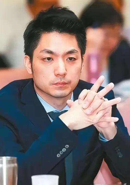 蒋万安最近被记者一句话问懵了：“你都不认自己是中国人，凭啥还想把两蒋的遗骨迁回大