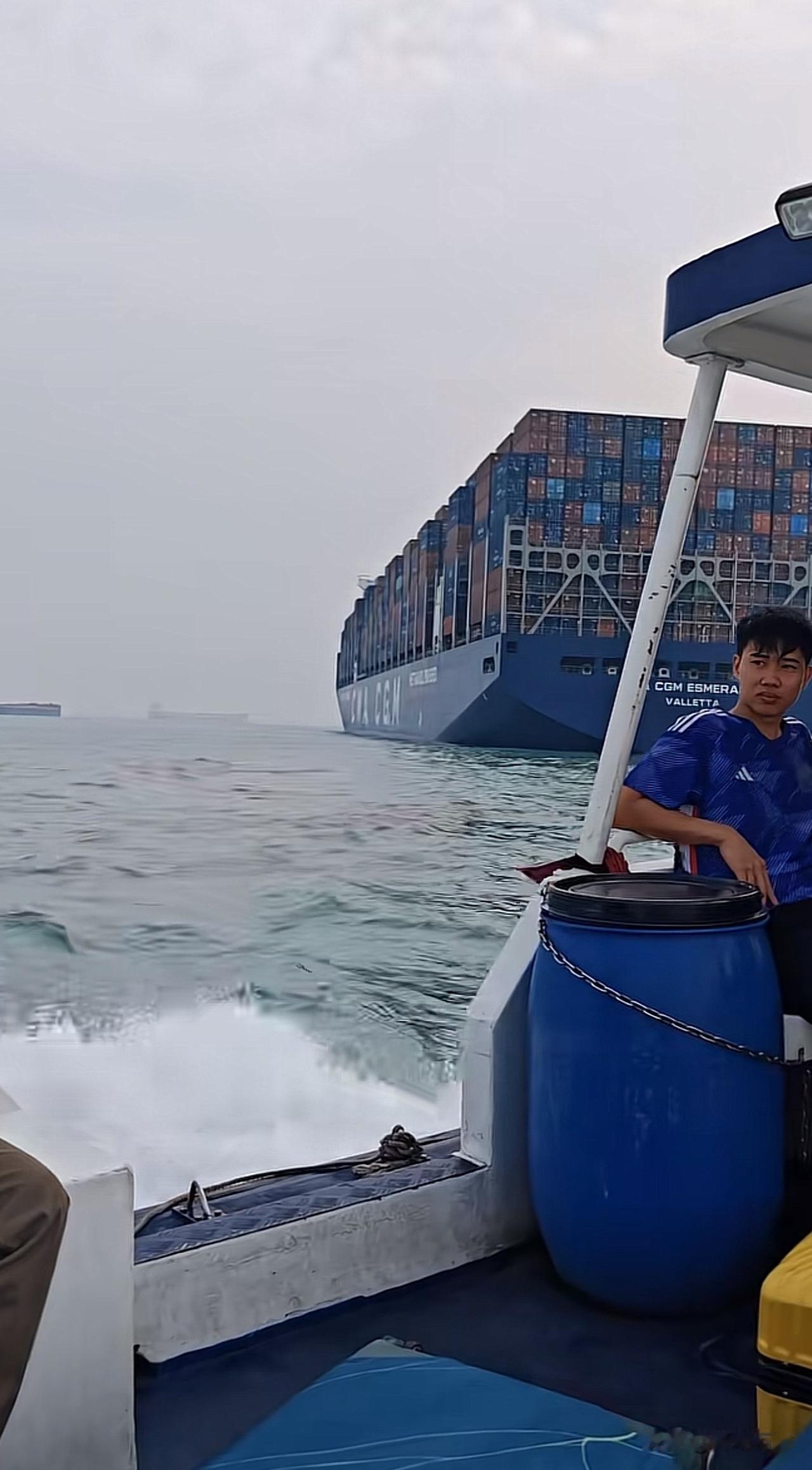 近距离仰望 海上巨物