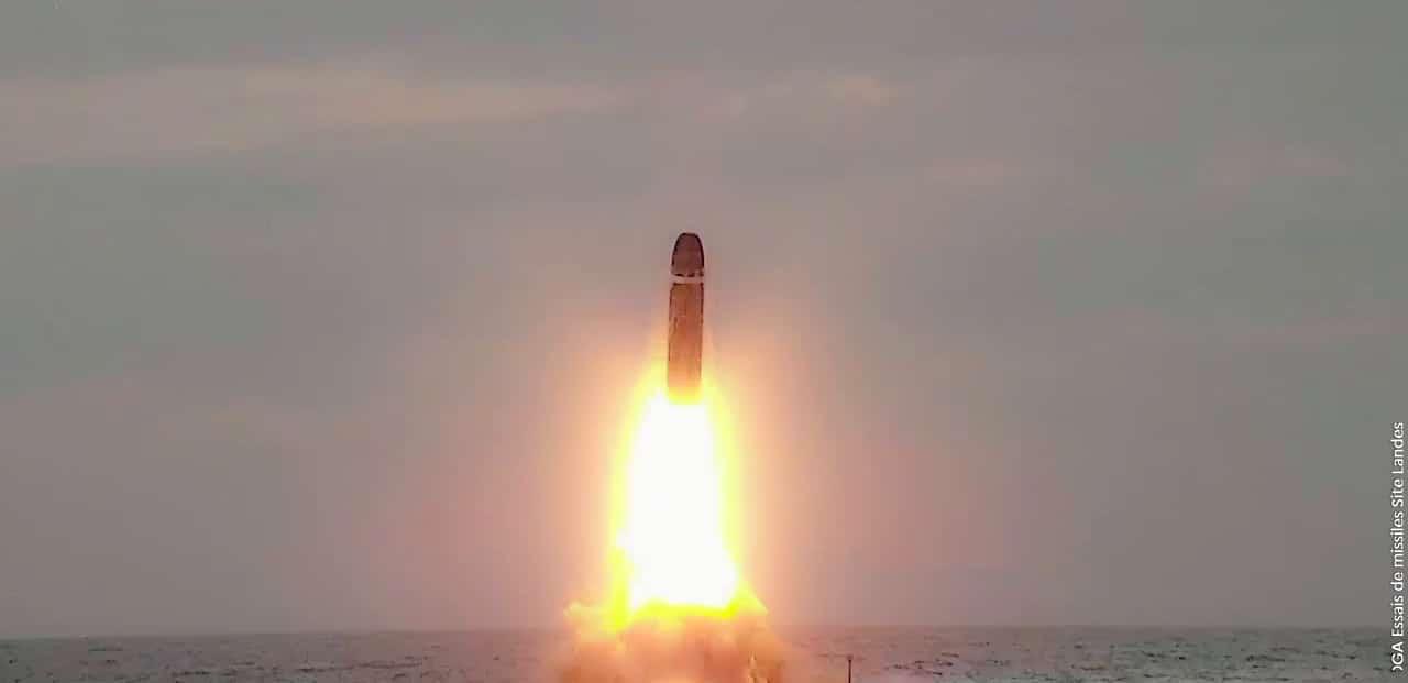 10月6日，法国完成新一代M51.3潜射洲际导弹的首次水下试射，马克龙亲临现场督