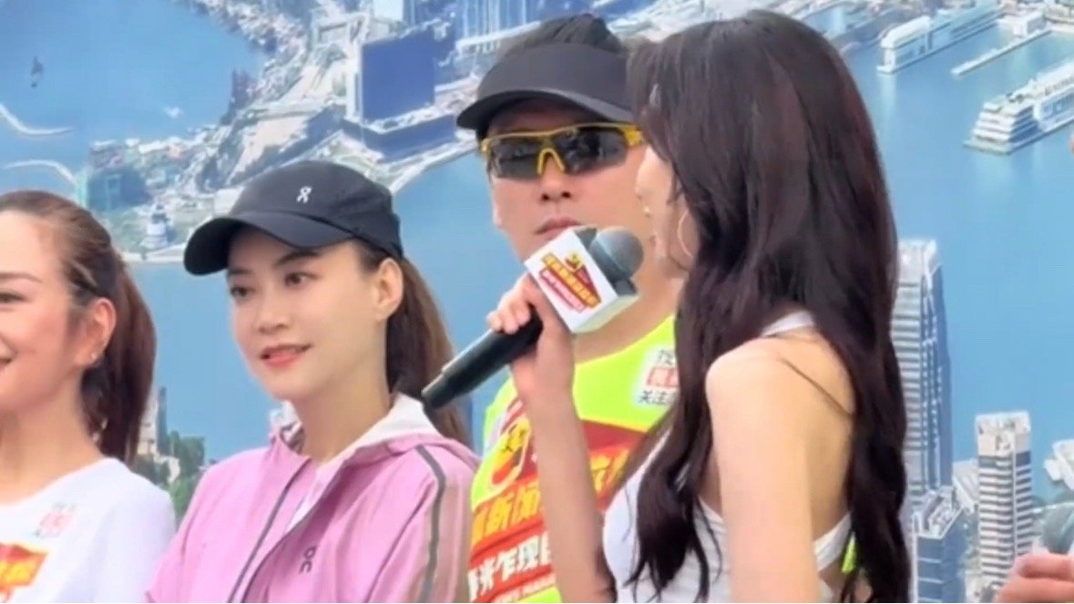 霍汶希看林志玲发言的眼神霍汶希看林志玲的眼神一个温柔发言，一个满眼赞许，霍汶希的