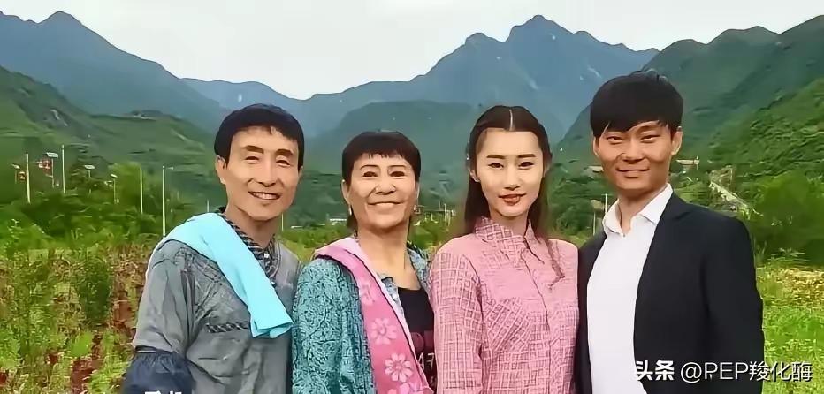 巩汉林全家福，
据说他的家庭资产早以上亿了。