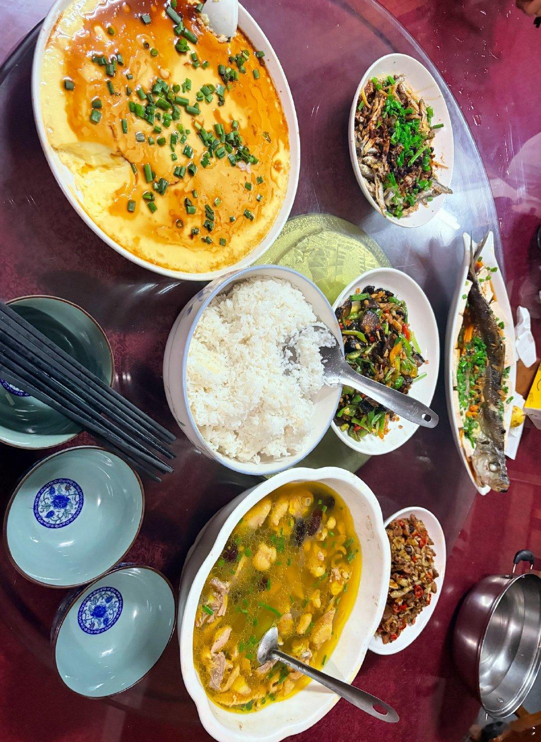 民宿老板家准备的饭菜，还挺好吃的，给我吃撑了[哈哈][哈哈][哈哈] ​​​