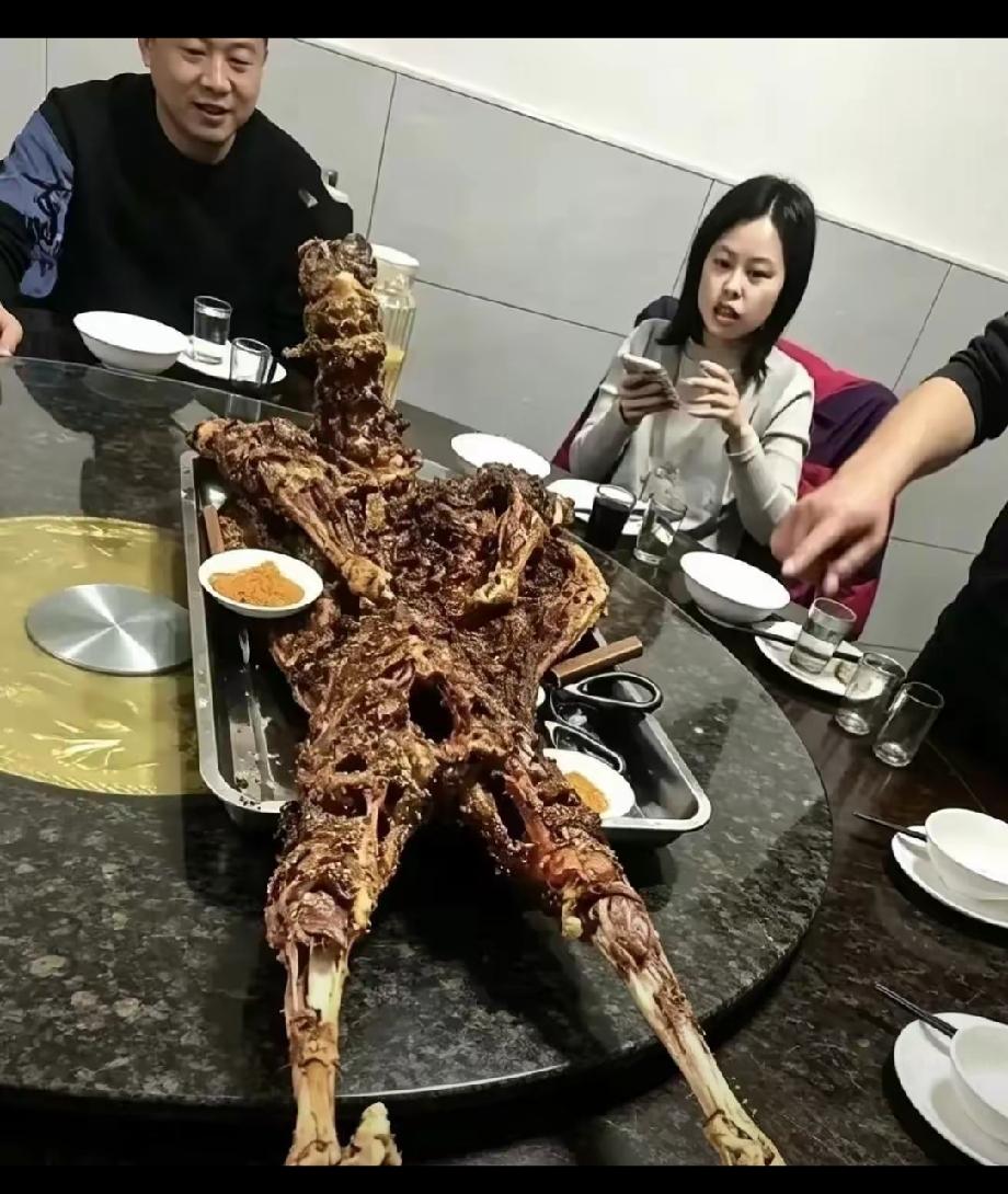 缅北这三个字，现在一出现就让人心里一紧
偏偏有人晒出一张烤全羊的图，还说那是当地
