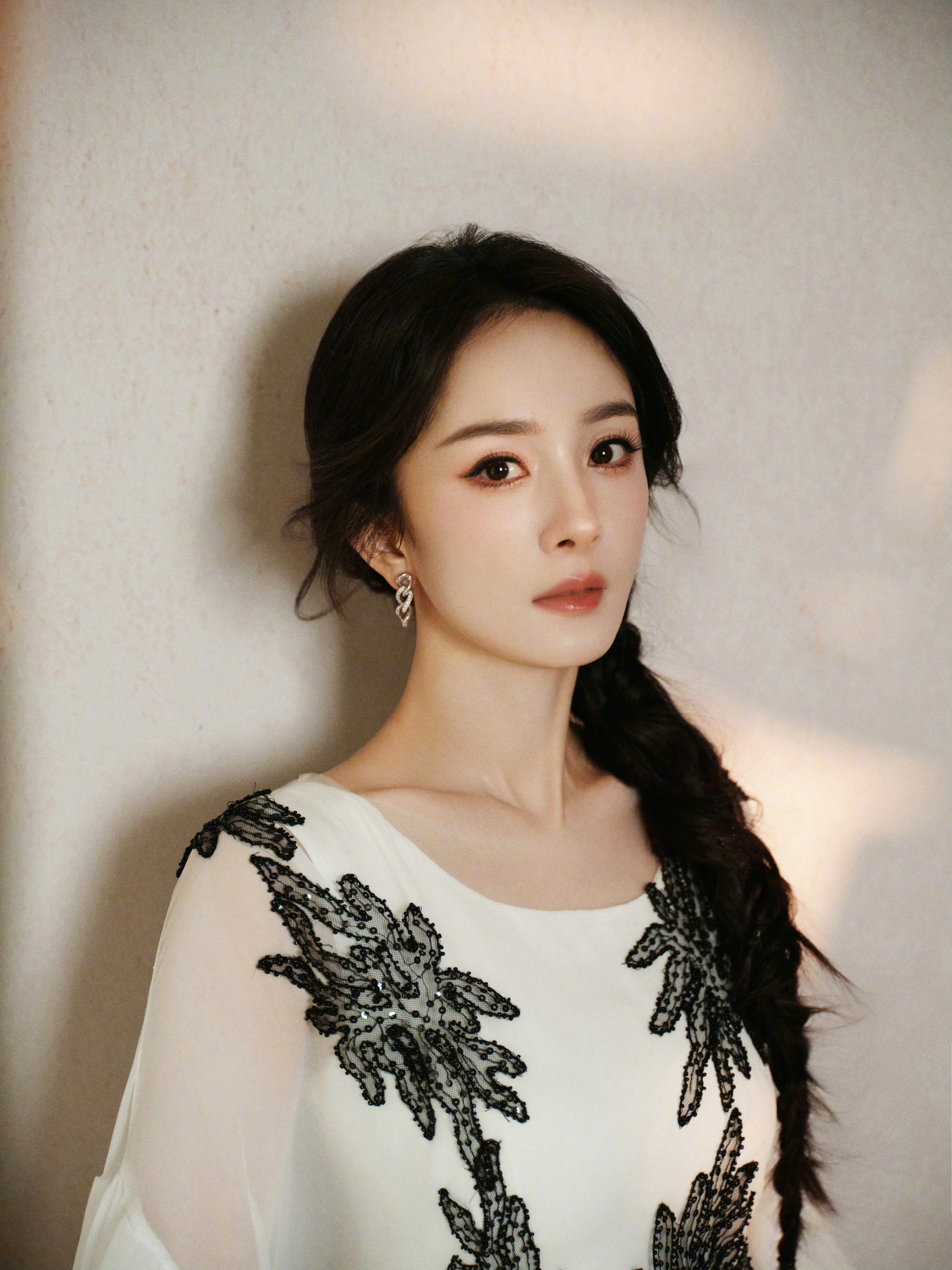 杨幂[超话] ym杨幂宁绣绣 朝阳在窗台融化蜂蜜，风将困意折成纸船放逐，时间已用