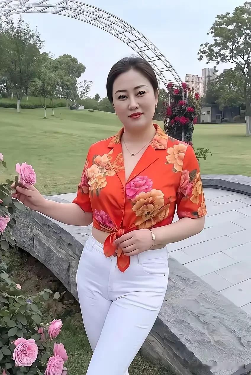 卜算子·柔情
 
艳袂衬芳丛，轻捻蔷薇朵。
眉目温温婉韵生，静立春风妥。
心自藏