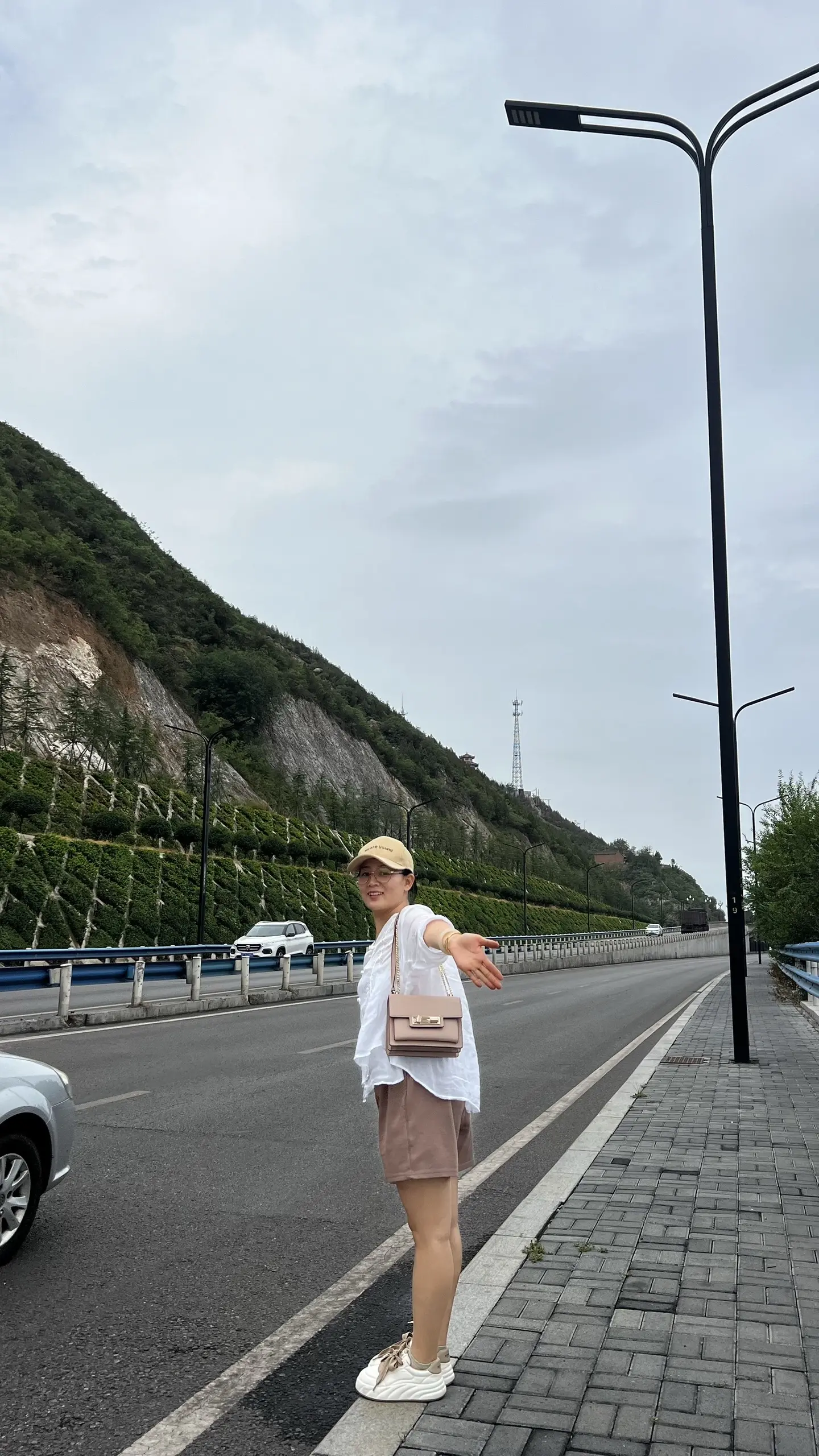 并不是所有家庭，都可以在暑假的时候带着孩子出去旅游。有的家庭父母都要上...