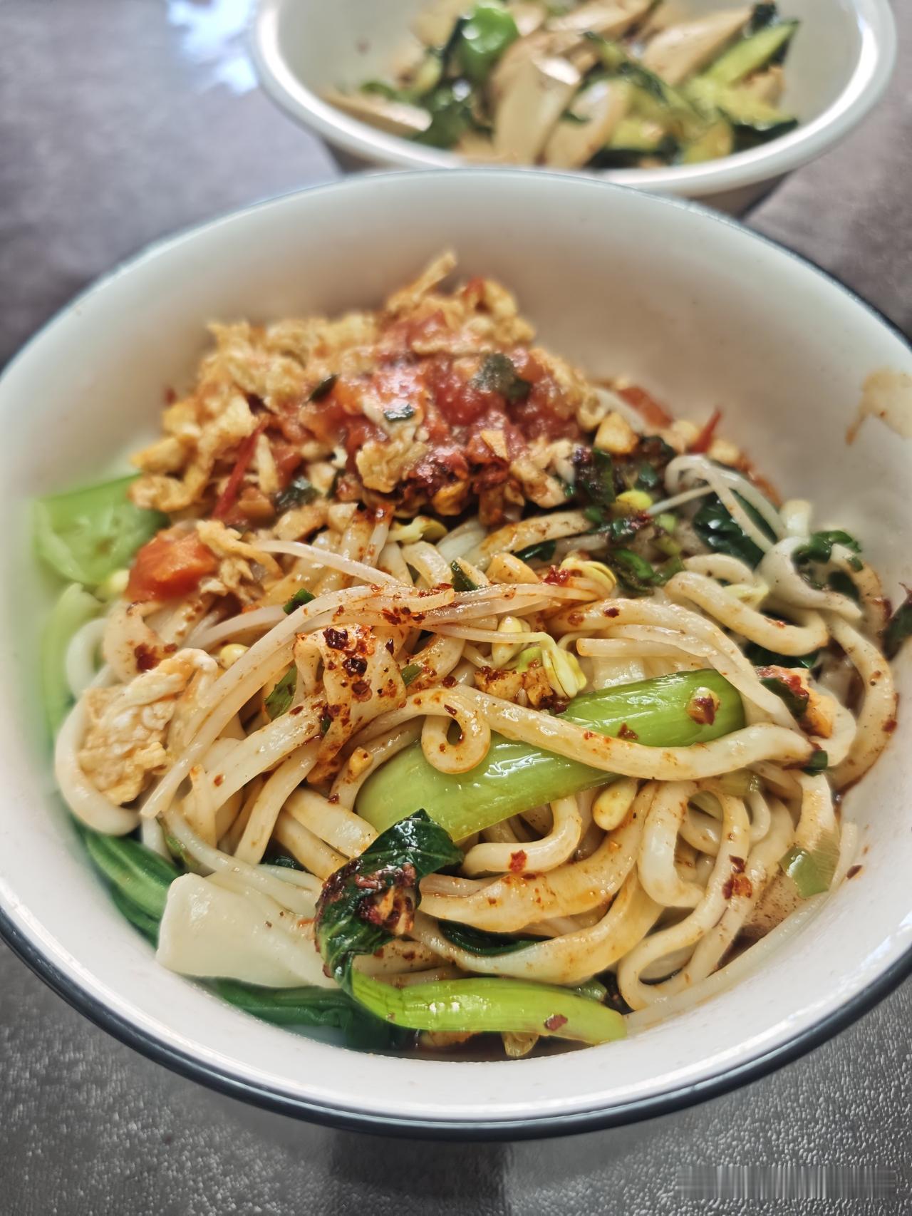今天中午饭在家，油泼拉条子，再配一个干啤美滴很。