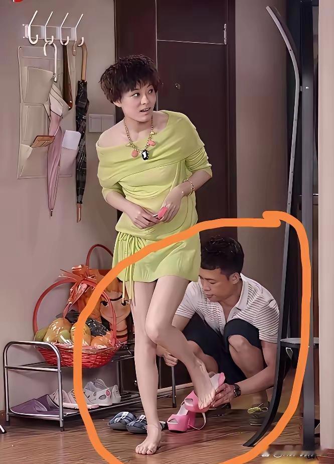 张译给孙俪脱鞋，一句话没说。
手上的动作快得像解自己鞋带。
镜头就对着那双手。没