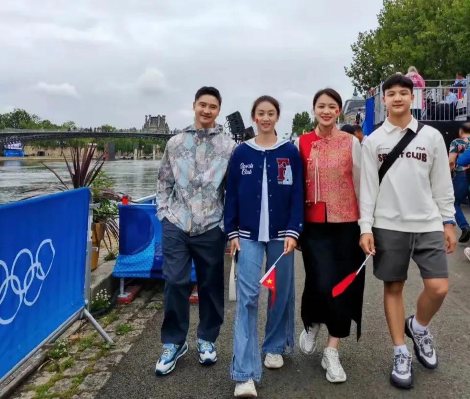 田亮一家的基因分配堪称“端水大师”。

森蝶脸型像妈妈样子像爸爸，弟弟脸型像爸爸