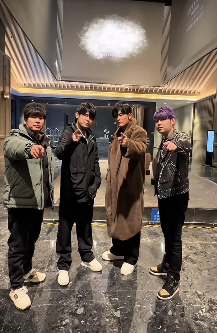 这个年头长得像明星也是件大好事！

以前长得像明星，可能会去做替身。

现在网络