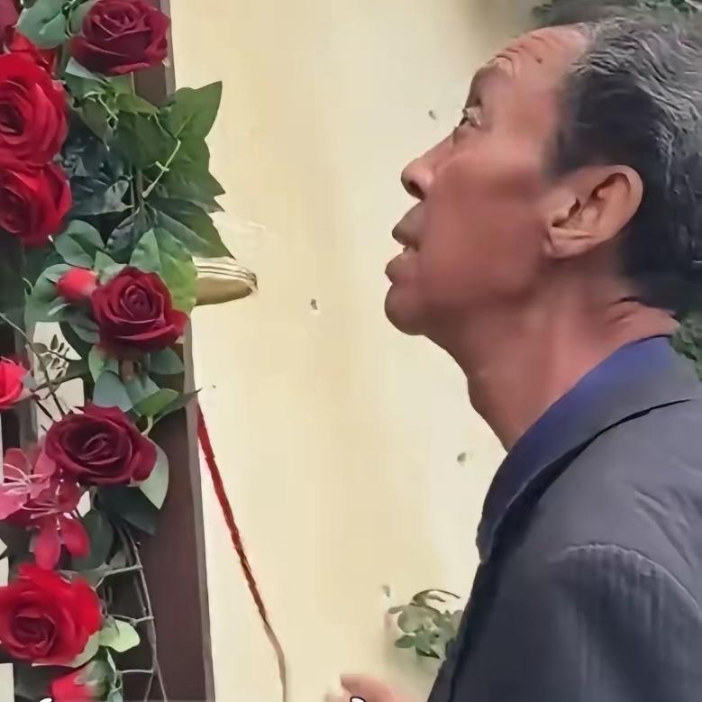 江西一大爷景区摇铃讨糖，竟被男NPC“突袭”投喂，直接尴尬到“原地爆炸”！
话说