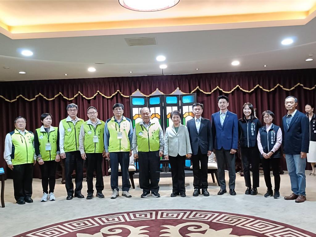 想蓝绿通吃？卢秀燕全程闽南语接待民进党籍澎湖县长
民进党籍澎湖县长陈光复18日率