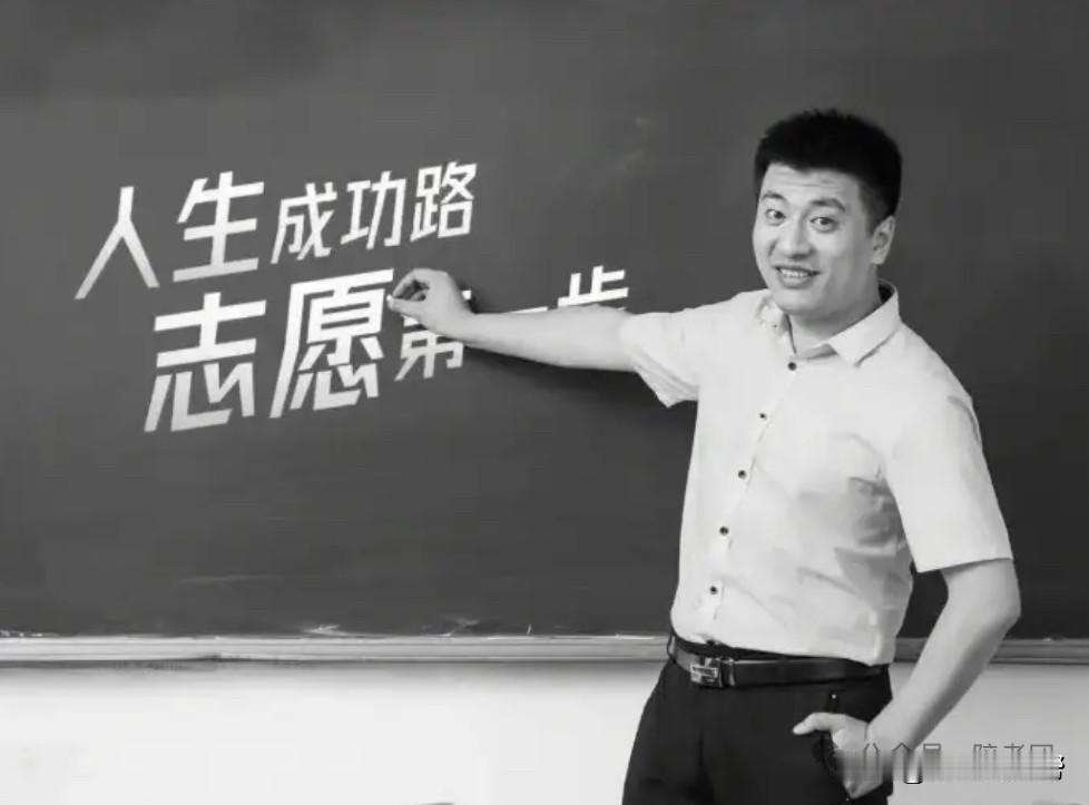 张雪峰老师离开三天了。

凌晨零点，他的官博发了追悼会的消息。我刷到的时候，一个