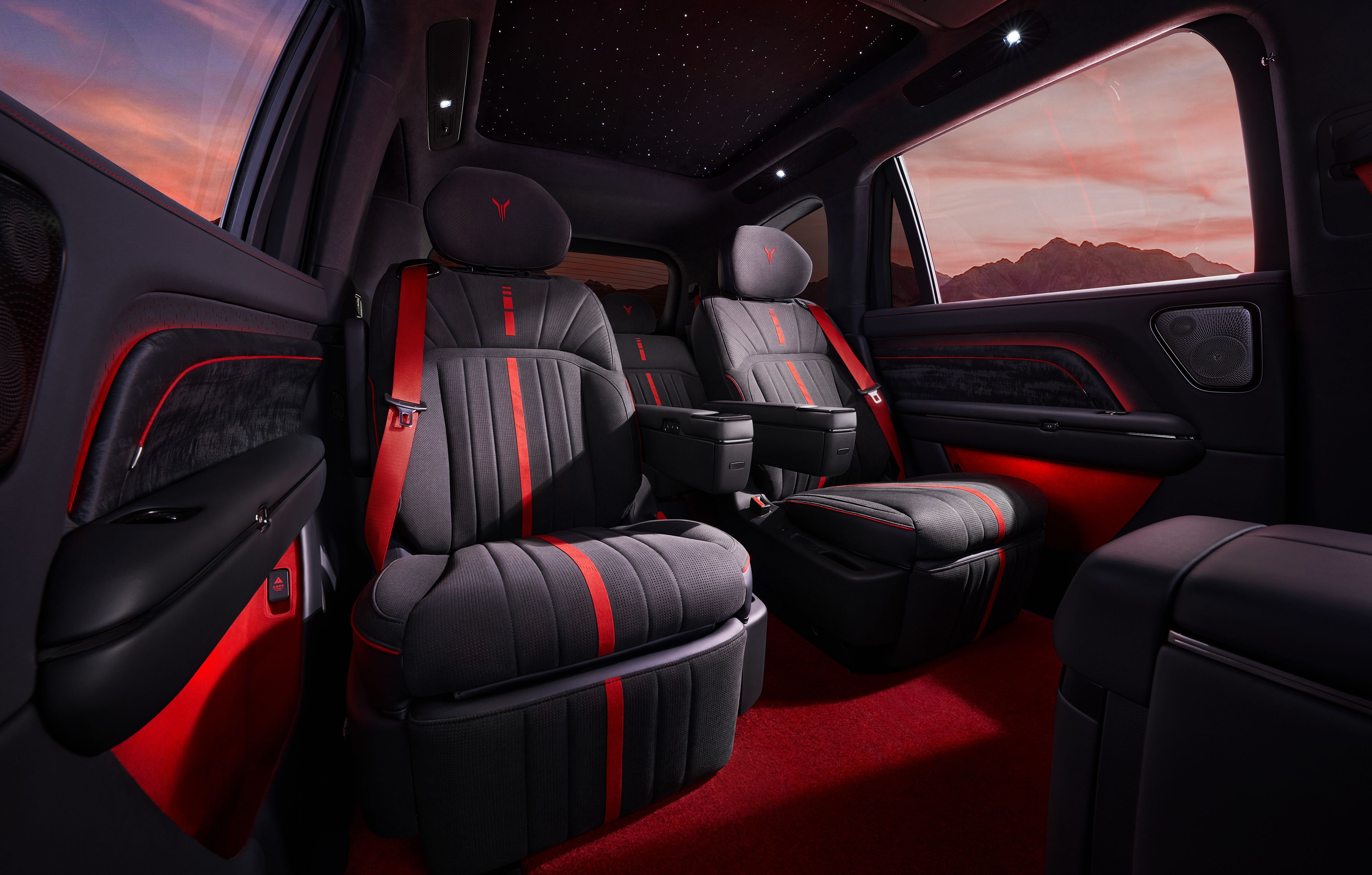 岚图泰山黑武士内饰感受下来自星空顶的暴击红黑相间这氛围感，酷还是酷的不过红色的点