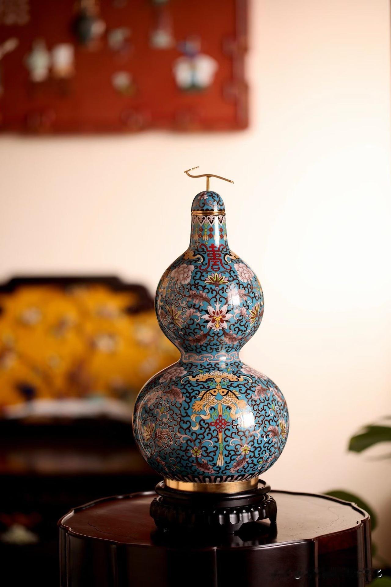 有些器物，一眼华贵，却不显俗。

这一只景泰蓝葫芦，
天青为底，金丝为骨，纹样层