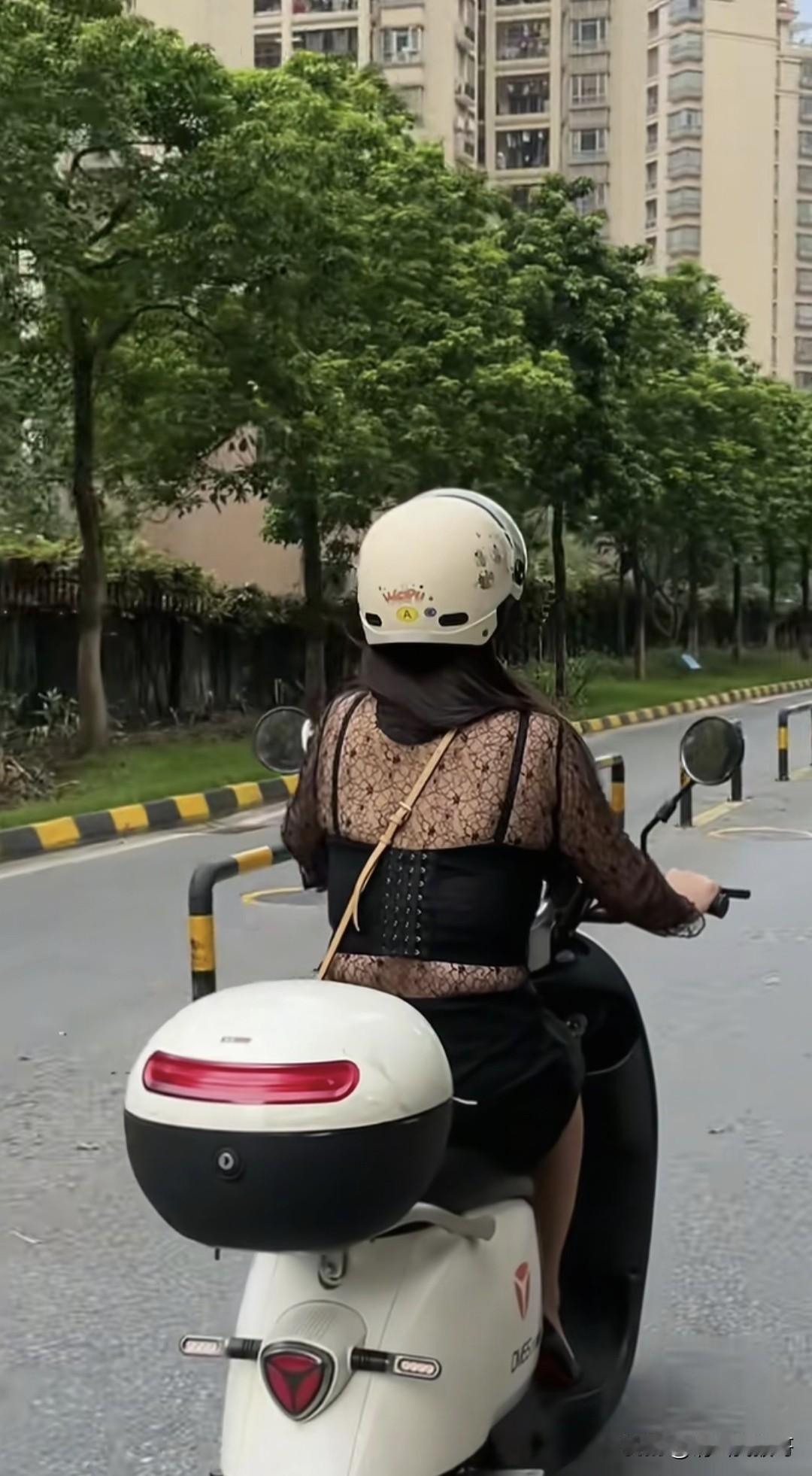 这个衣服穿的时候难道不麻烦吗？