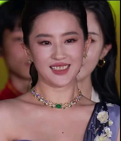 刘亦菲这长相也不出众呀，
为什么一直被捧着像仙女一样？
不张嘴还好，
一张嘴这大