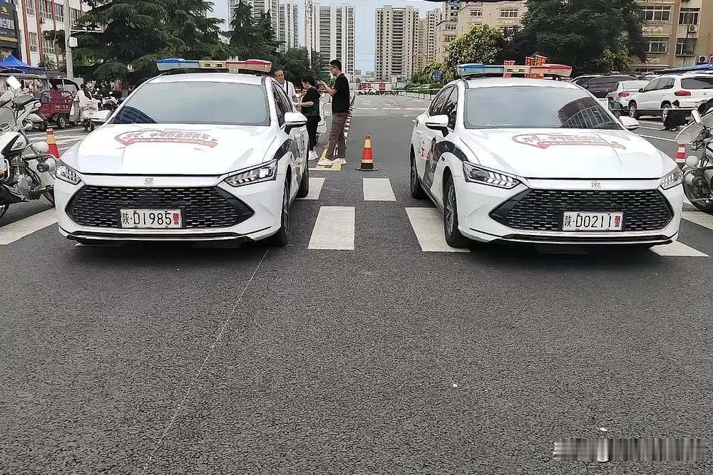 哈哈😃！985.211车牌上头条热搜了！
下面这些带“985”牌照的车都让人摸