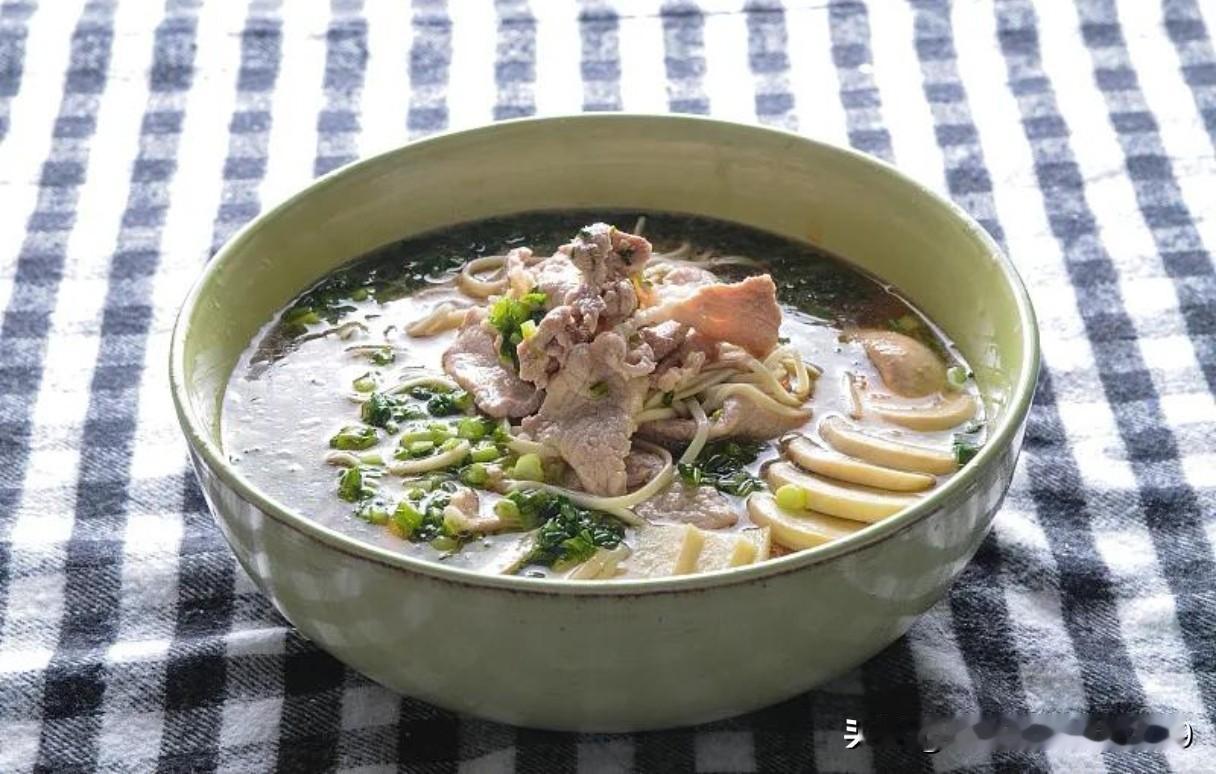 自己吃过的本地美食中，有菜品亦有主食，个人认为最突出、最有地方特色的是以下几款：