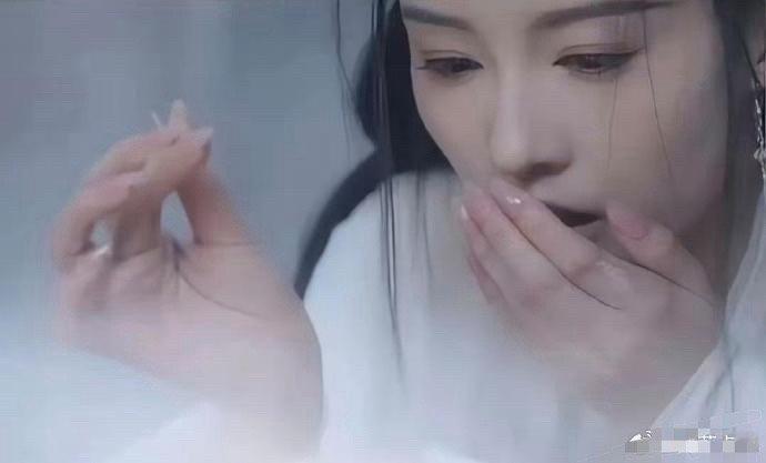 古装剧中，美甲显得格格不入。李沁却与众不同，她在戏里保留了美甲，这样的细节处理相