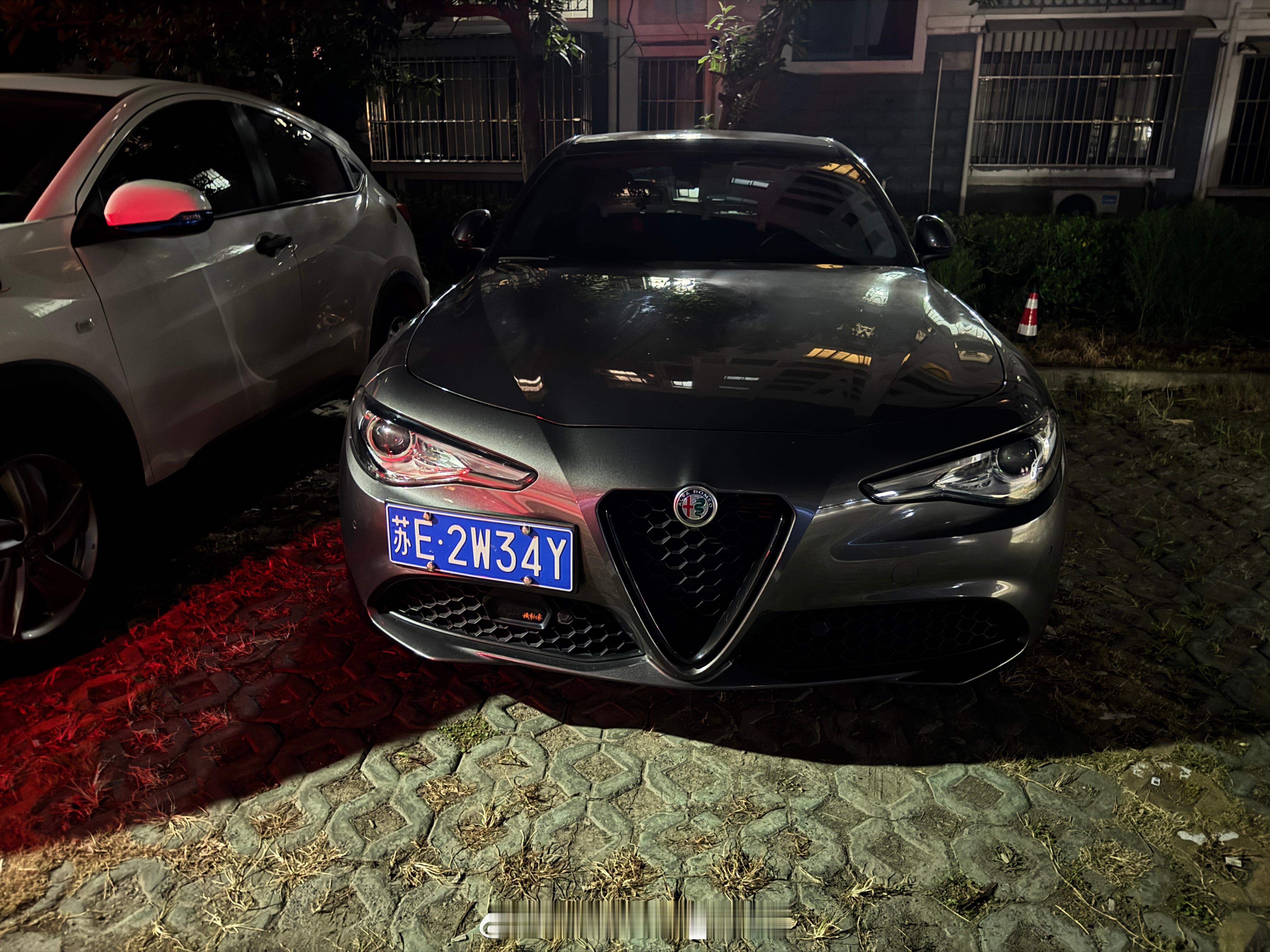 到底是什么样的人占用别人固定车位还不留电话？？？什么臭毛病？？？[怒骂][怒骂]