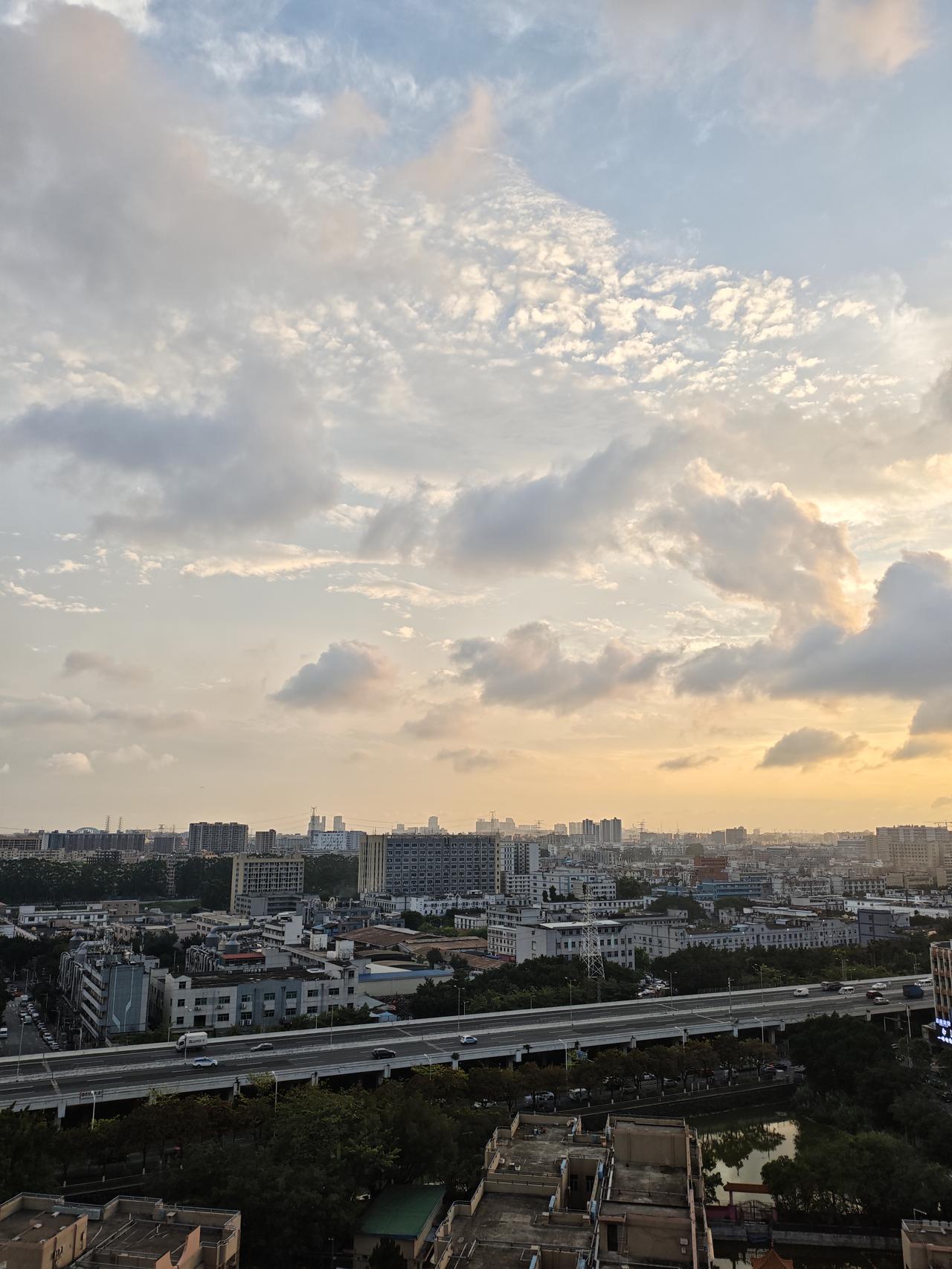 分享一张落日晚霞照片落日夕阳无限好，只是近黄昏，但黄昏也很美好！