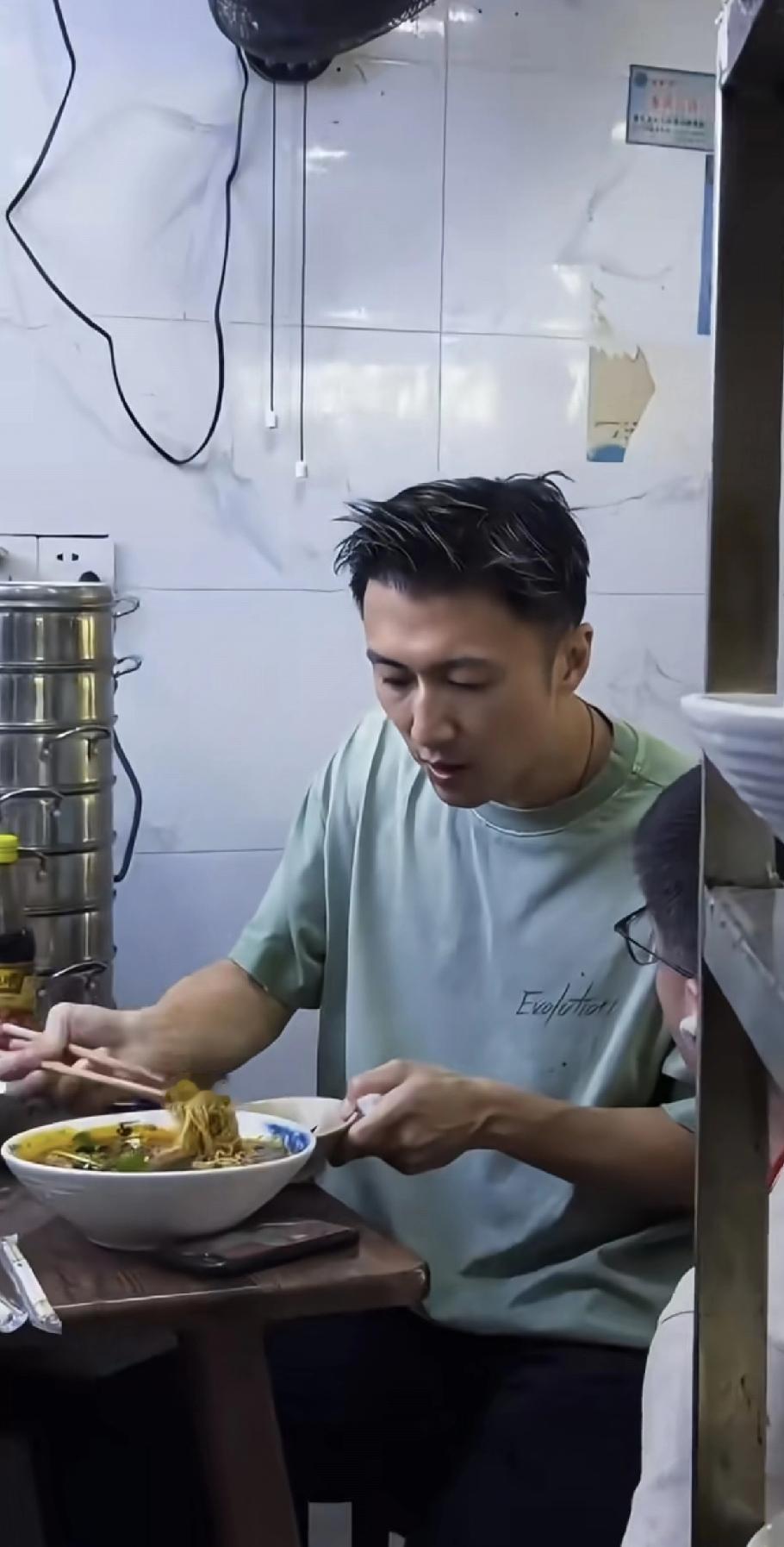 这个是真的谢霆锋，
虽然看着是像是假的！[捂脸]