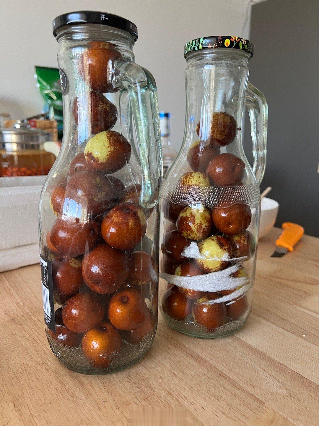 酒枣鲜枣白酒里滚一滚，装瓶，五天后枣软，别有风味。小时后老人这么弄，应该是对脾胃