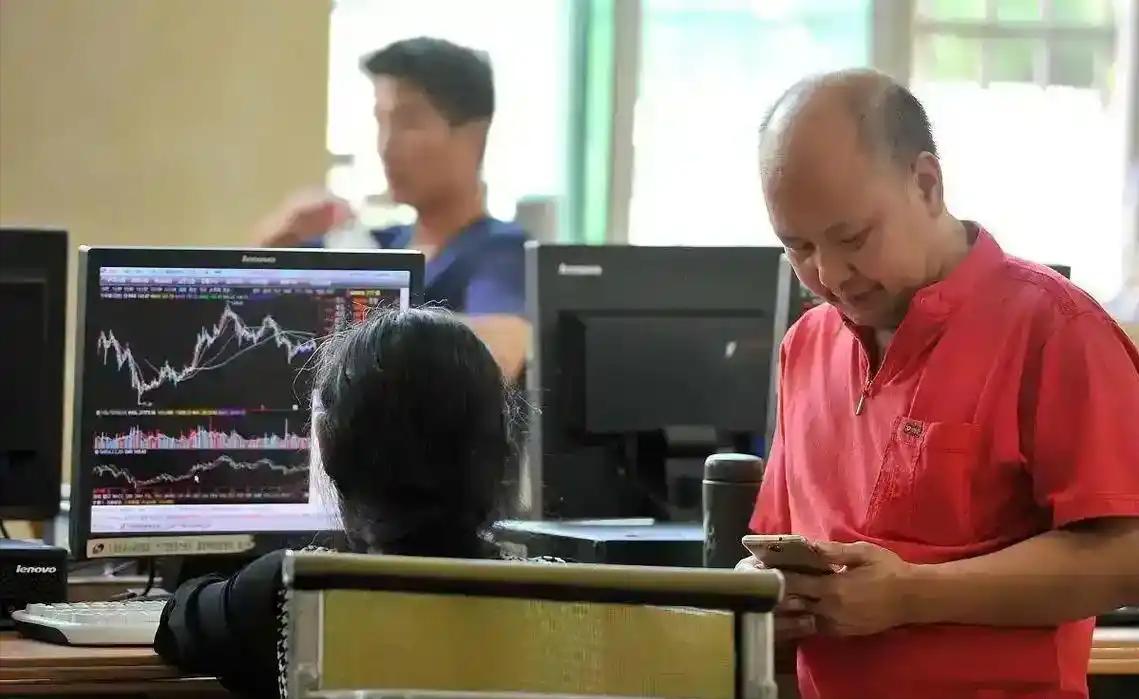 三星前几天晚上发了季度业绩，营业利润同比增长18倍，达到89.4万亿韩元，比市场