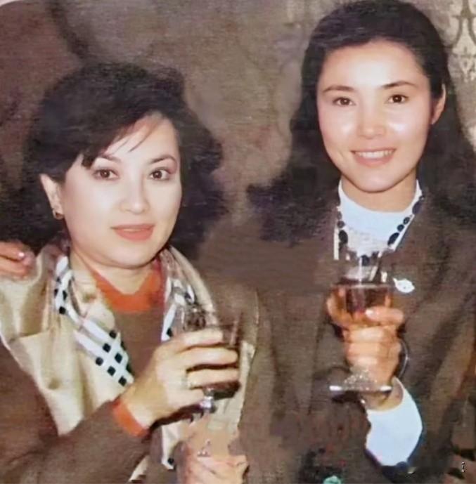 八十年代，长影当家花旦姜黎黎（右）和五、六十年香港长城三公主之一的大明星同框，俩