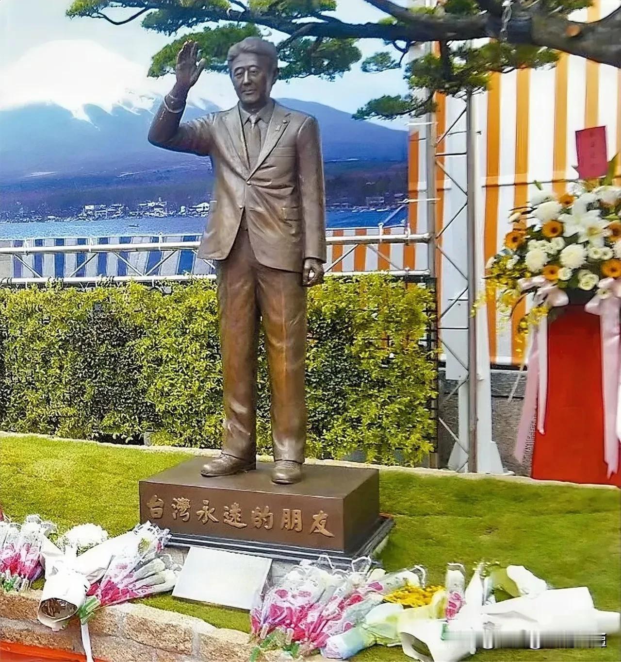 在台湾高雄红毛港保安堂矗立的日本前首相安倍晋三的铜像，铜像前不时有人来拜祭送花！