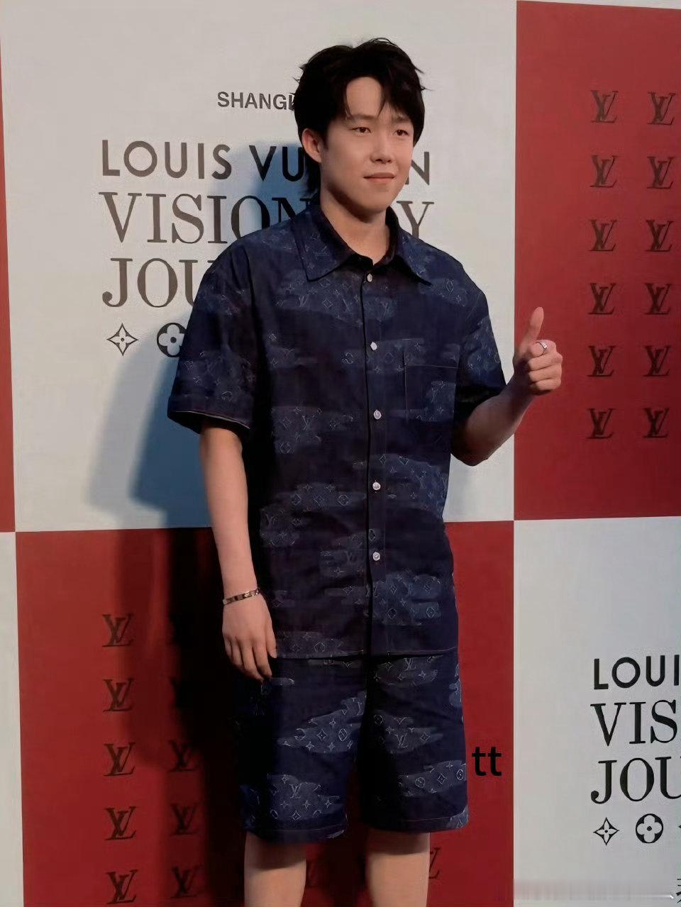 王楚钦美貌是第一生产力王楚钦给你竖了个大拇哥 ​王楚钦美貌是第一生产力 ​​​