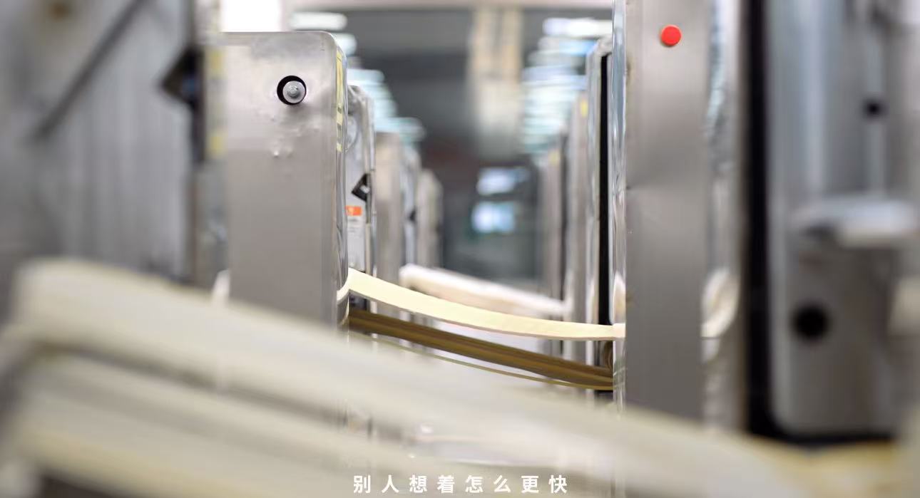 看河北麦收成了网友的顶级疗愈不做短期外来企业，今麦郎与隆尧麦田共生。从田间深加工