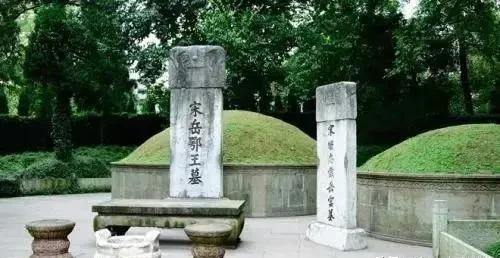 1142年，岳飞在临安大理寺监狱，被两根大铁棒夹碎胸膛而死。死后无人收尸，一个叫