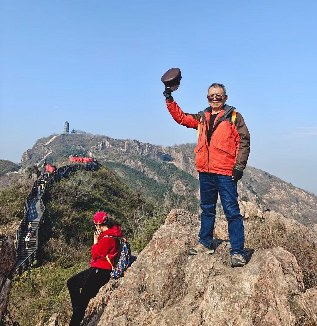 ✨晴光在山脊铺成金箔，远塔是岁月立的碑，人于石上展臂，把登山的热忱，融成和自然相