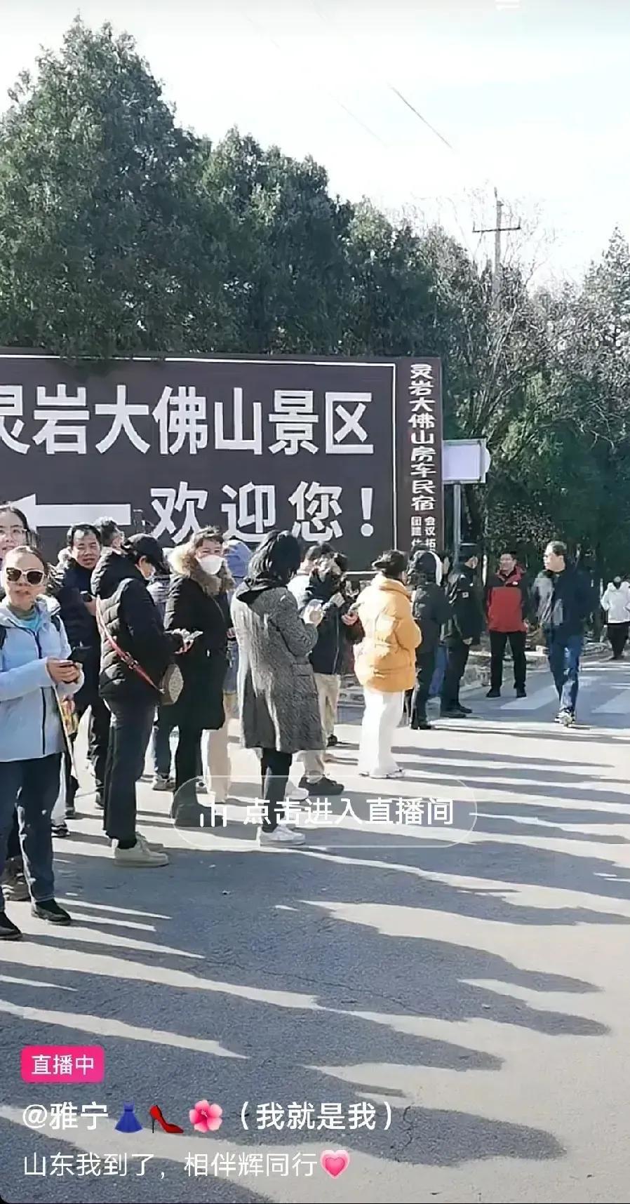 媳妇说跑去现场看董宇辉的没几个真粉丝，一个个举着手机，拿着拍杆的全是蹭人家宇辉流