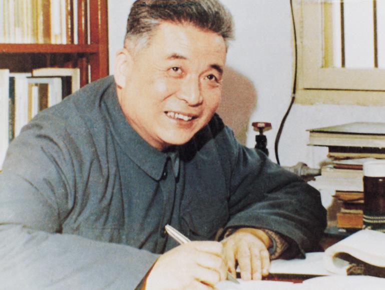 1958年8月，34岁的邓稼先躺在床上翻来覆去，30岁的妻子许鹿希轻声问：稼先，
