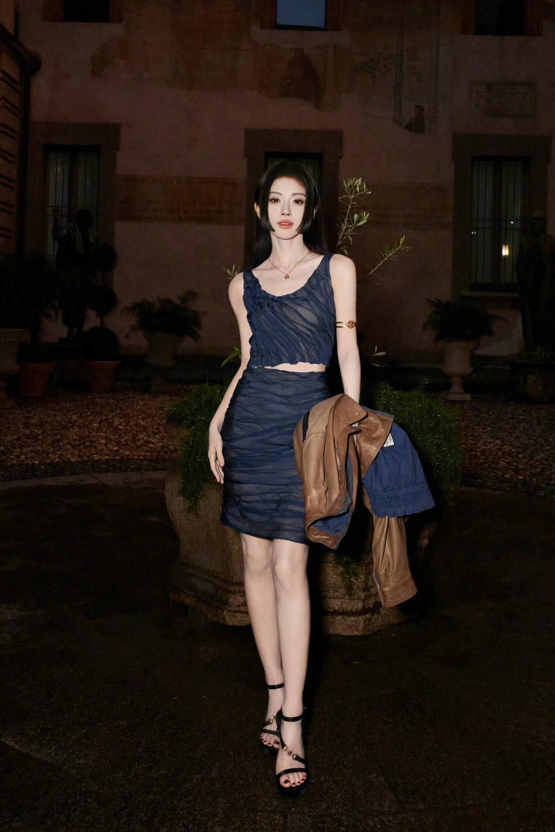 鞠婧祎出发参加星光大赏   很难看到玉足小脚丫，太嫩了 