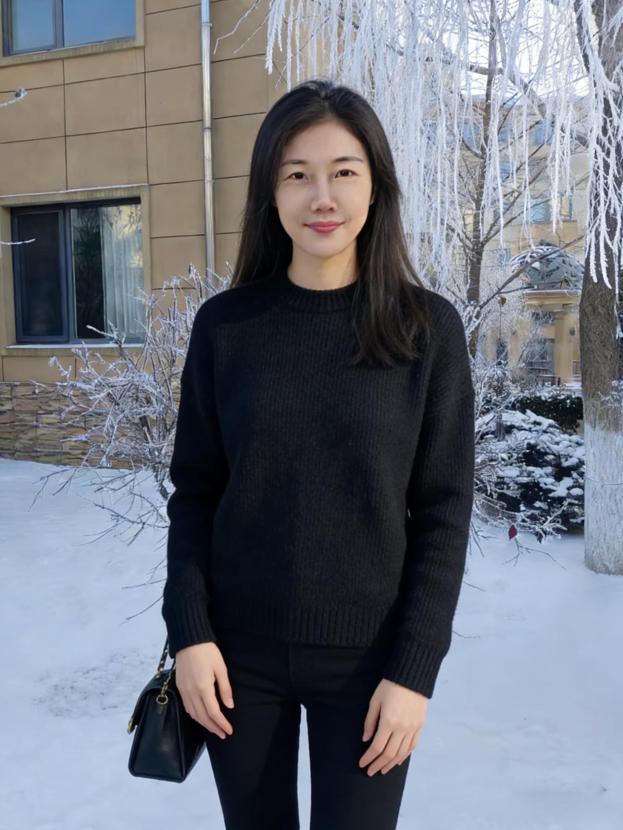 寒枝凝雾凇，黑衫立苍穹。
不语含情处，千山雪意浓。