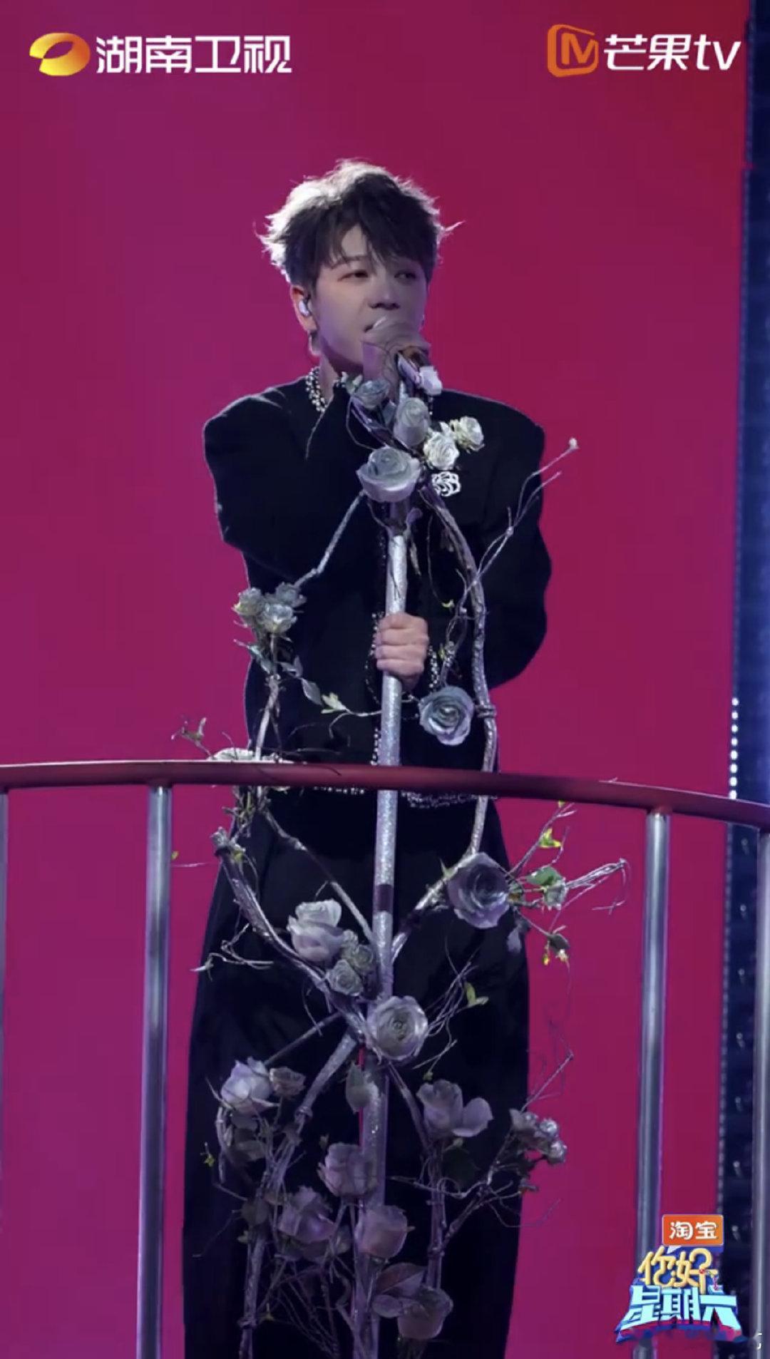 王栎鑫好六Flowers直拍王栎鑫在你好星期六唱《Flowers》时情绪把控恰到
