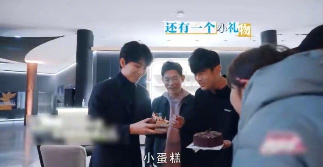 林俊杰王俊凯帮周杰伦庆生《周游记》录制碰正好赶上了周杰伦生日，周董钢琴弹生日快乐