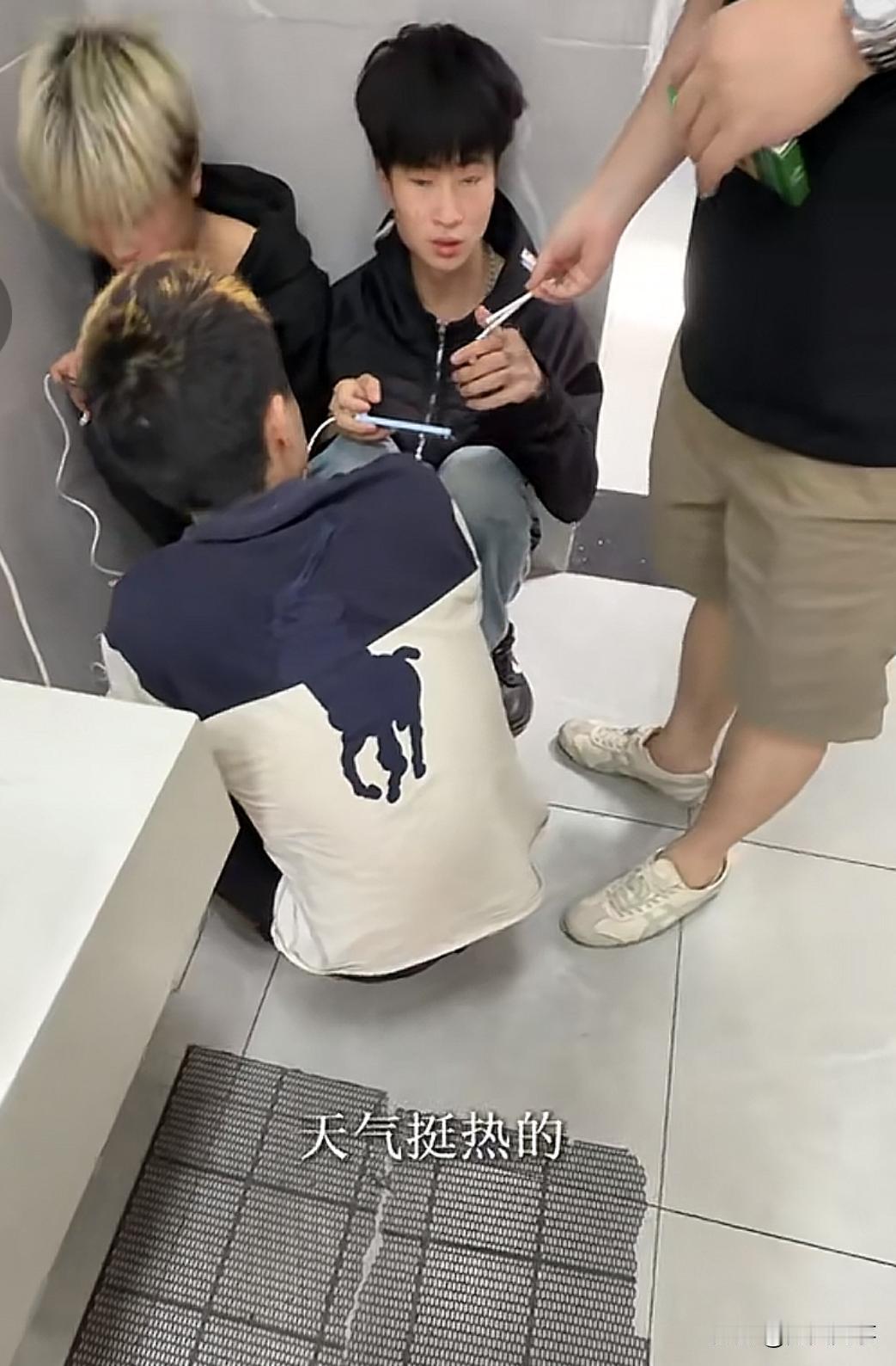 看到一个成都手机店老板帮助几个重庆过去的精神小伙，他自己心中不是滋味，我也看得心