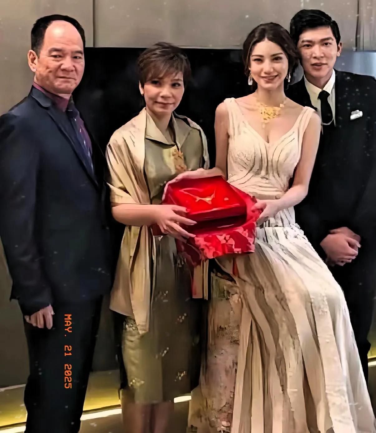 马筱梅再婚了。婚礼那天，她妈妈哭了，她爸也眼眶湿润。 跟第一次婚礼比，她妈气色好