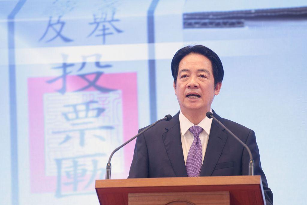 "政客爽"开酸了：两年后你会发现，他比较像综艺真人秀主持人。
粉专"政客爽"今（