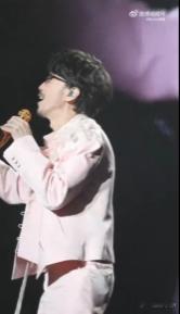 没想到周传雄也有被喊宝贝的一天周传雄念念不忘再遇见巡演 周传雄与Ella的神仙互